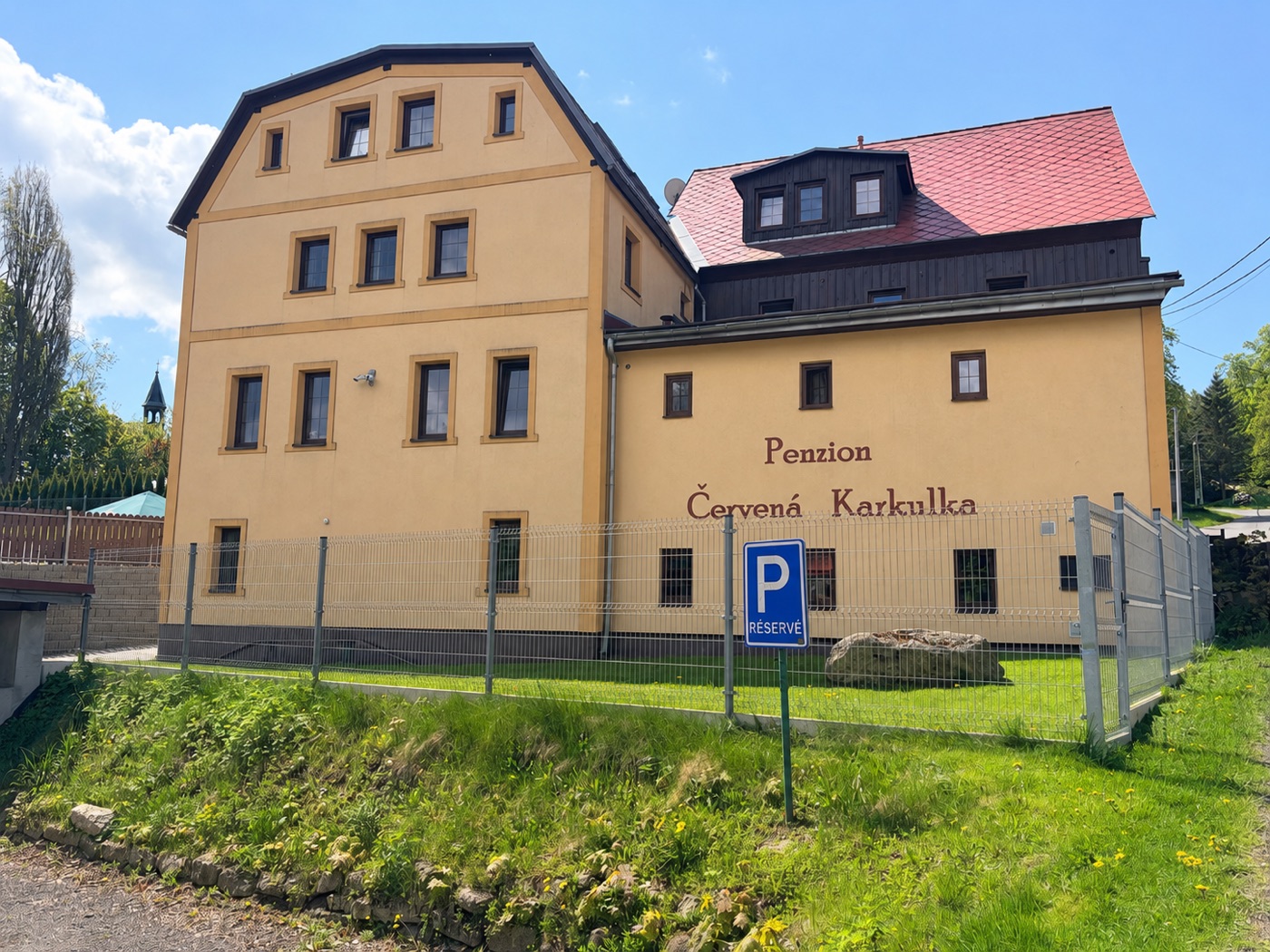 Boční pohled na penzion Červená Karkulka s vyhrazeným parkovištěm